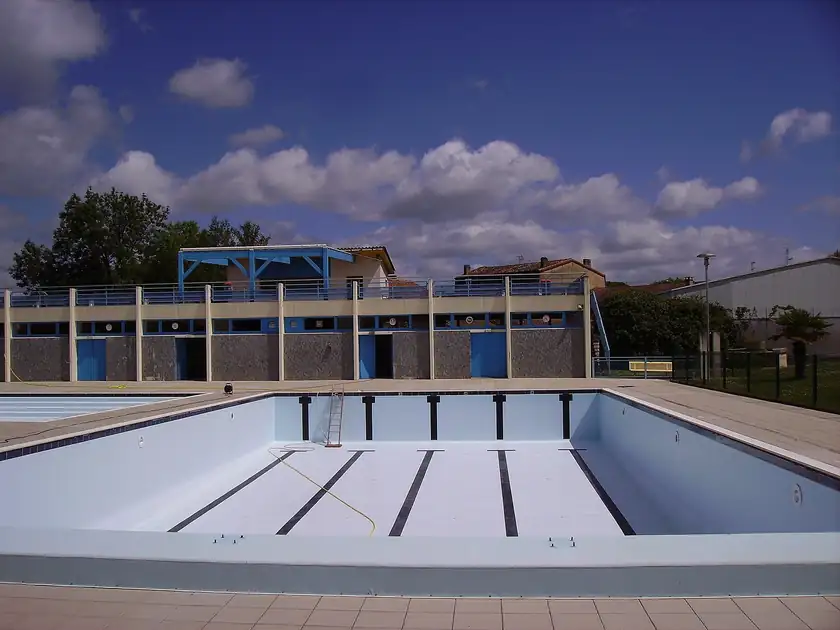 An empty outdoor swimming pool with no people